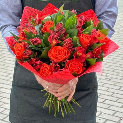 Букет "Страсть поцелуя" из оранжевых роз и красных альстромерий с доставкой в Тюмени