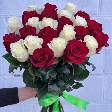 Букет «Баланс» из красных и белых роз - купить с доставкой в Тюмени