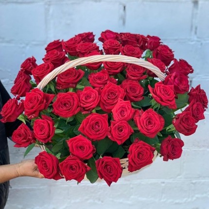 Корзинка "Моей королеве" из красных роз с доставкой в Тюмени