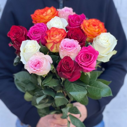 Букет из разноцветных роз с доставкой  в Тюмени