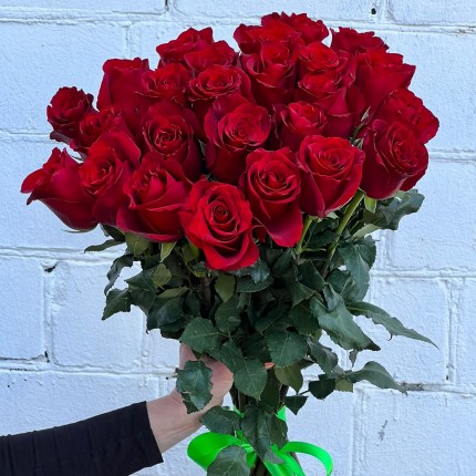 Букет из красных роз  с доставкой по городу  в Тюмени
